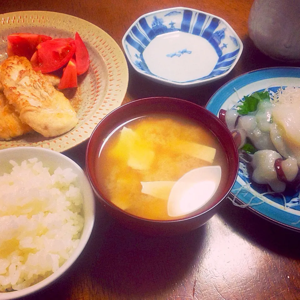 今日のお昼ご飯。タコのお刺身、ささみのソテー、お豆腐のお味噌汁、LOVEごはん‼︎|Mari Doiさん