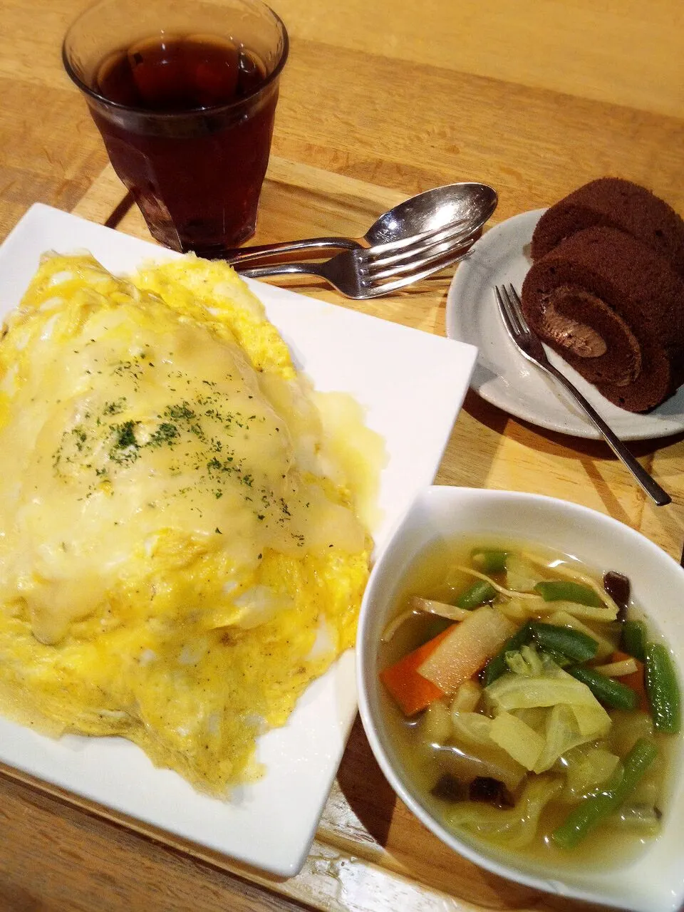 ピザソース味のとろとろチーズオムライス、カレースープ、チョコロールケーキ♪|マカロンさん