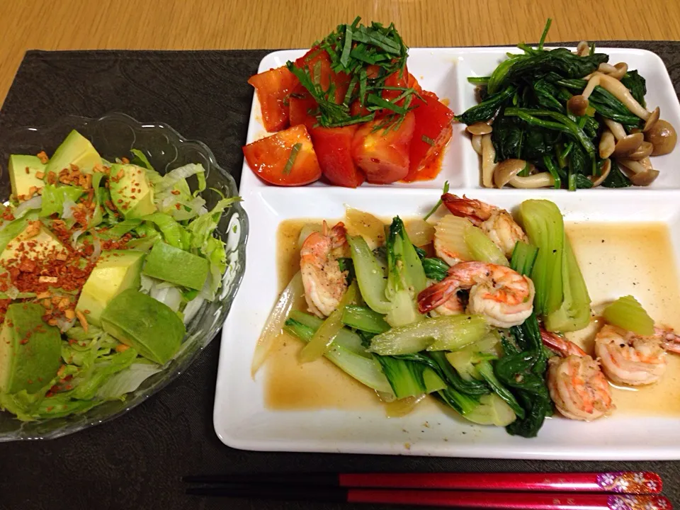 海老と青梗菜とセロリの炒め物、ほうれん草としめじのおひたし、トマトキムチ、アボカドサラダ。|Angie44さん