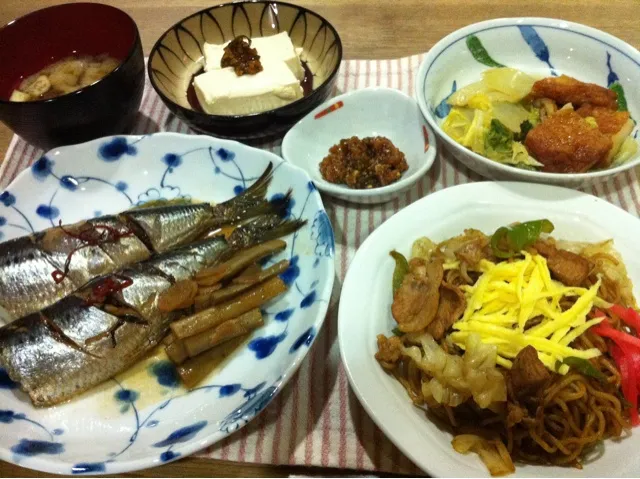 イワシ煮付け・焼きそば・白菜さつま揚げ煮浸し・温奴の三升漬のせ・茄子の味噌汁|まーままさん