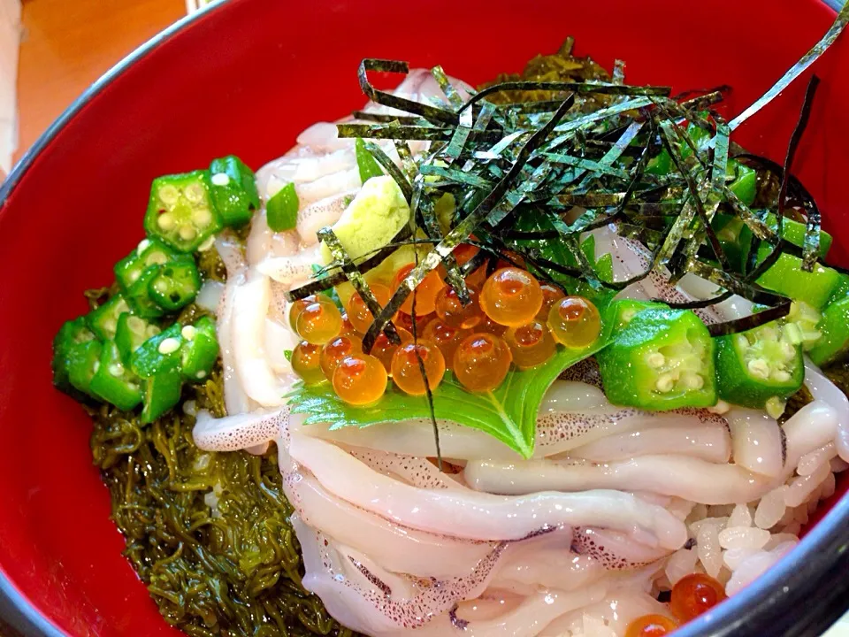 Snapdishの料理写真:イカ刺しとろろ丼|つついなつさん