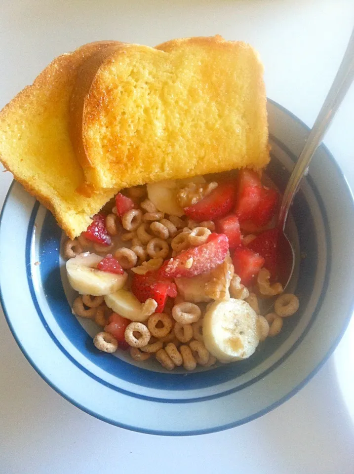 Cheerios with banana, walnuts and strawberries with potato bread and earth balance butter|victoria valerioさん