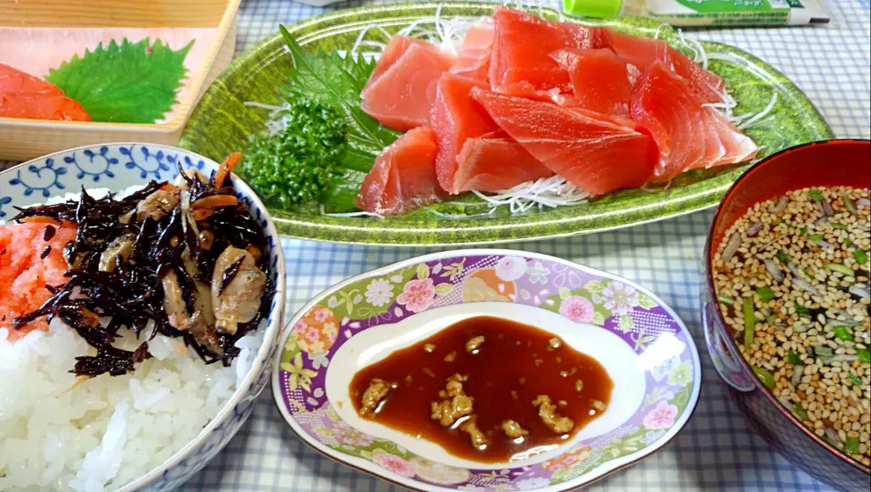 マグロの刺身で朝食|sakumaさん