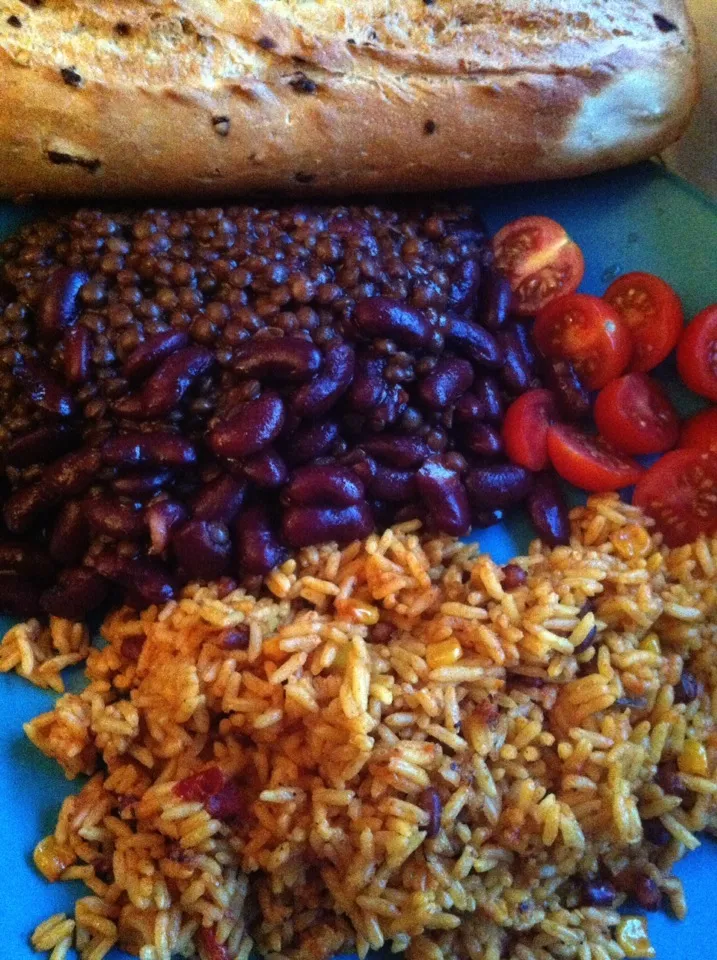 Lentils, beans, rice, tomato & bread|Nick Hiderさん