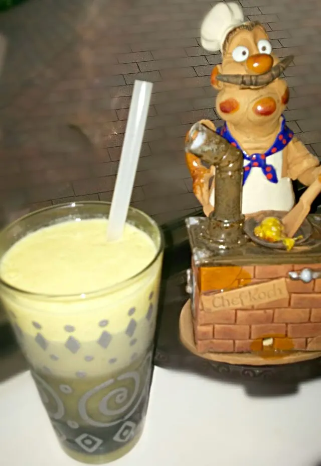 fresh pineapple mango smoothie with a hint of mint|Jiraphon Gさん