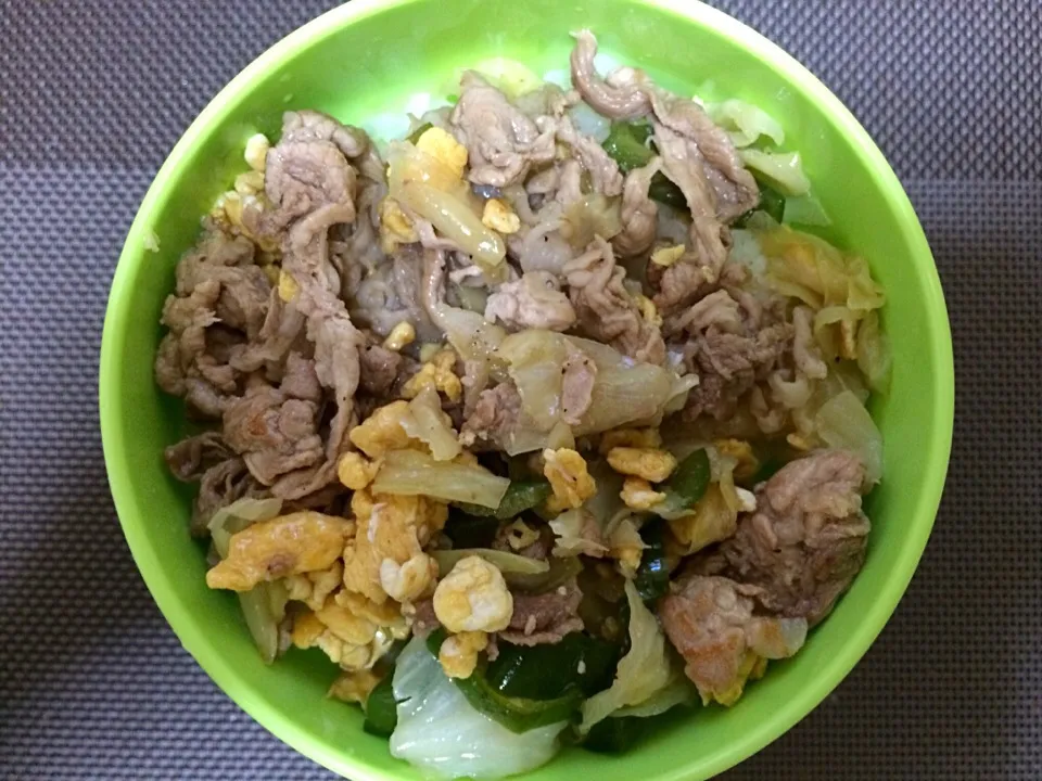 肉野菜塩炒め丼|ばーさんさん