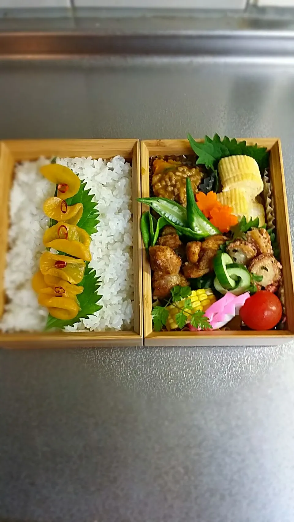 Snapdishの料理写真:《金曜日のお弁当》🍱

・塩麹漬けタンドリーチキン
・出し巻き玉子🍳
・オリーブオイルバジル焼ちびホタテ
・かぼちゃ煮物ひき肉餡掛け
・トウモロコシ🌽
・プチトマト🍅

行ってらっしゃ〜い♡|藤田 まり子さん