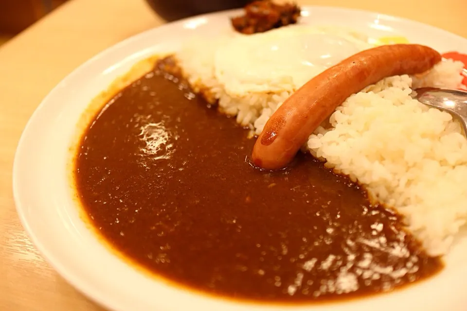 Snapdishの料理写真:オリジナルカレー 並にソーセージ目玉焼き|マハロ菊池さん