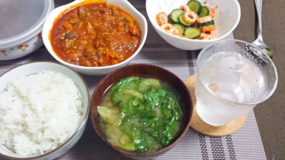 キーマカレー🍛、サラダ菜のお味噌汁とご飯にのっけもんです～♪|三宅章人  Akihito Miyakeさん