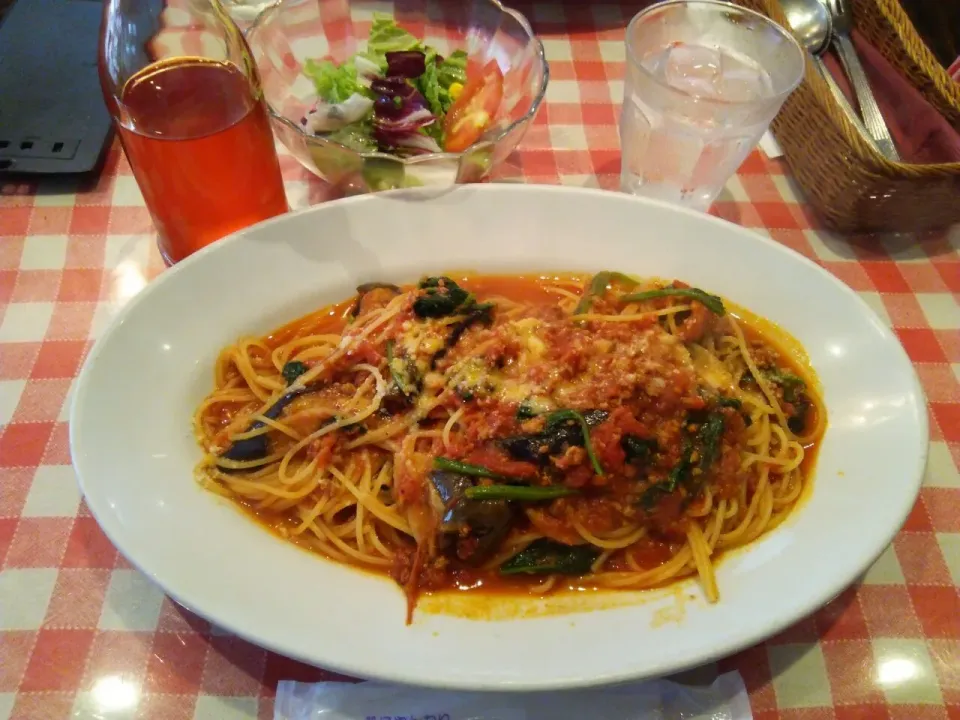 ギィオットーネの茄子とホウレン草とミートソーススパゲッティ。|東京ライオンズさん