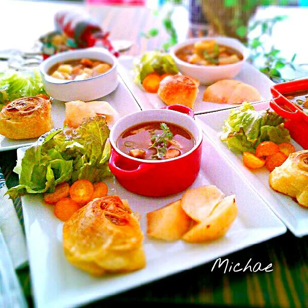 スープカレーde朝ごはん♪(*^^*)
＊スープカレー
＊焼き立て無花果ロール
＊サラダ
＊白桃|michaeさん