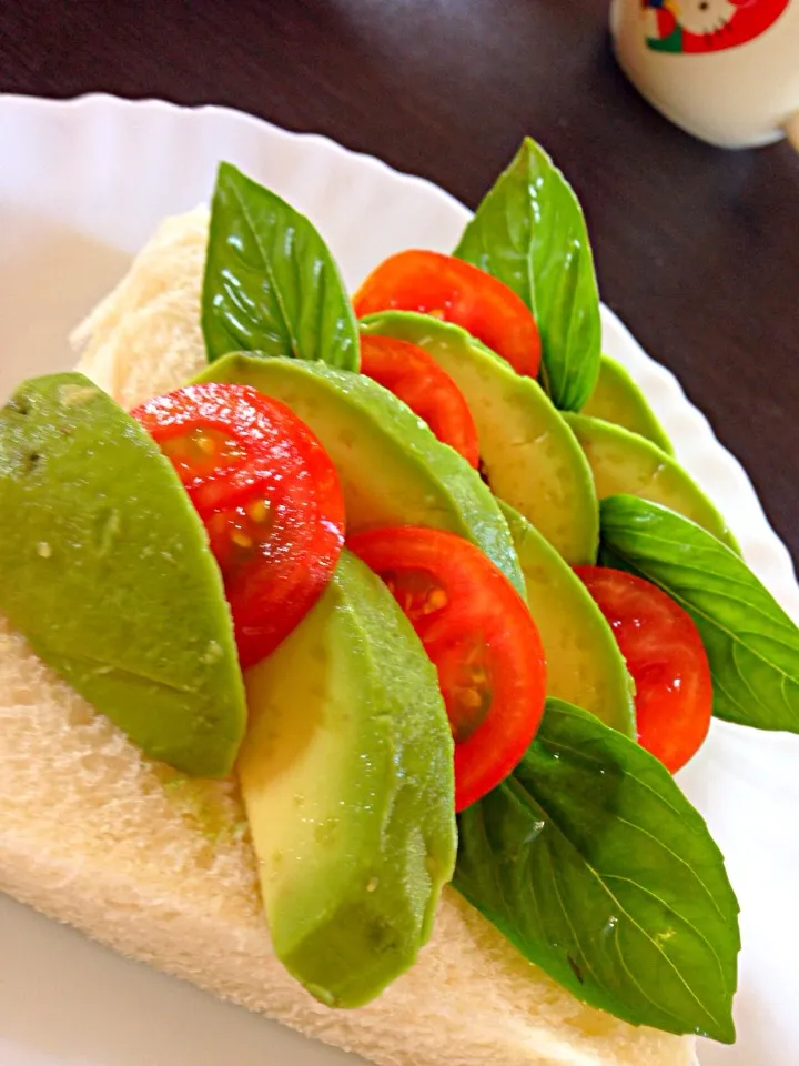 Simple avocado tomato sandwich|viviさん