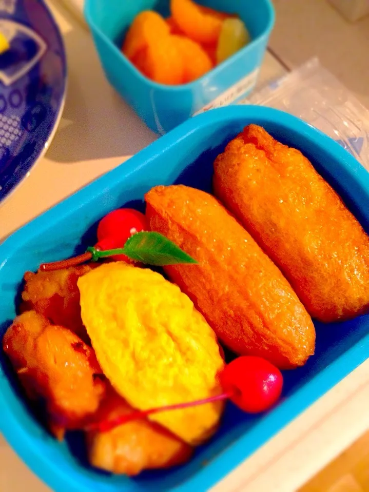 Snapdishの料理写真:子供お弁当🍱  お稲荷さん、鶏の唐揚げ、卵焼き、🍒フルーツ、トウモロコシ冷茶|ch＊K*∀o(^^*)♪さん