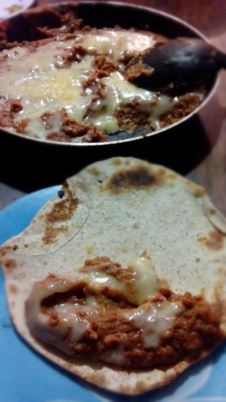 Snapdishの料理写真:frijoles con chorizo gratinados en tortilla de harina gracias @libelulatodazul #teamo|Javier Rdz.さん