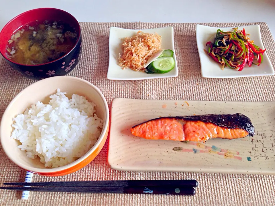 鮭の西京漬 明太しらたき 胡瓜茗荷の浅漬 しらすとピーマンの炒め煮 若芽お麩茗荷の味噌汁|にゃろめさん