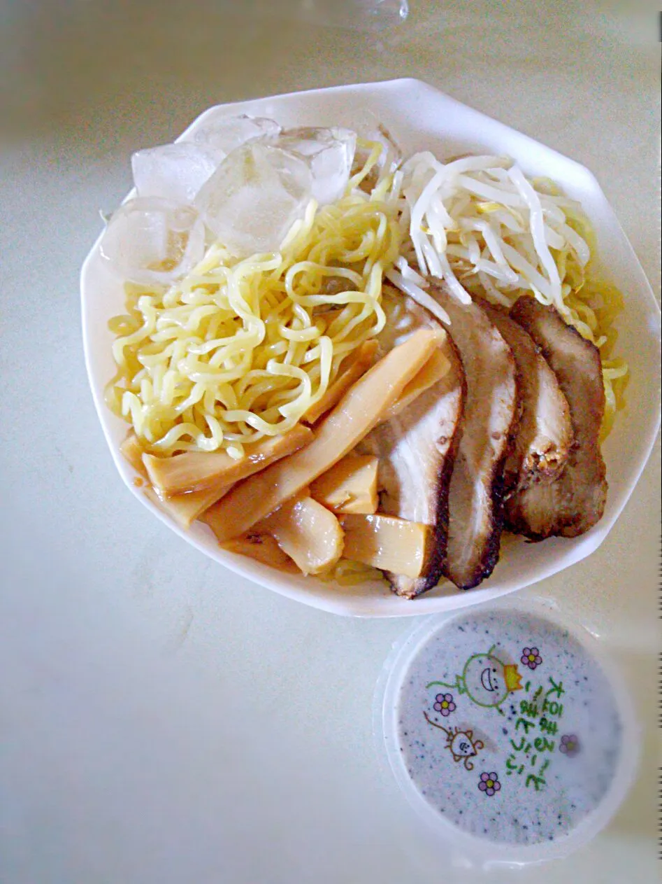 インスタントラーメン 冷し!!|xakaxさん