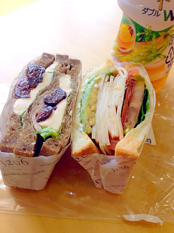 Chicken avocado and tomato sandwich and cream cheese and fig sandwich|Kumigarさん