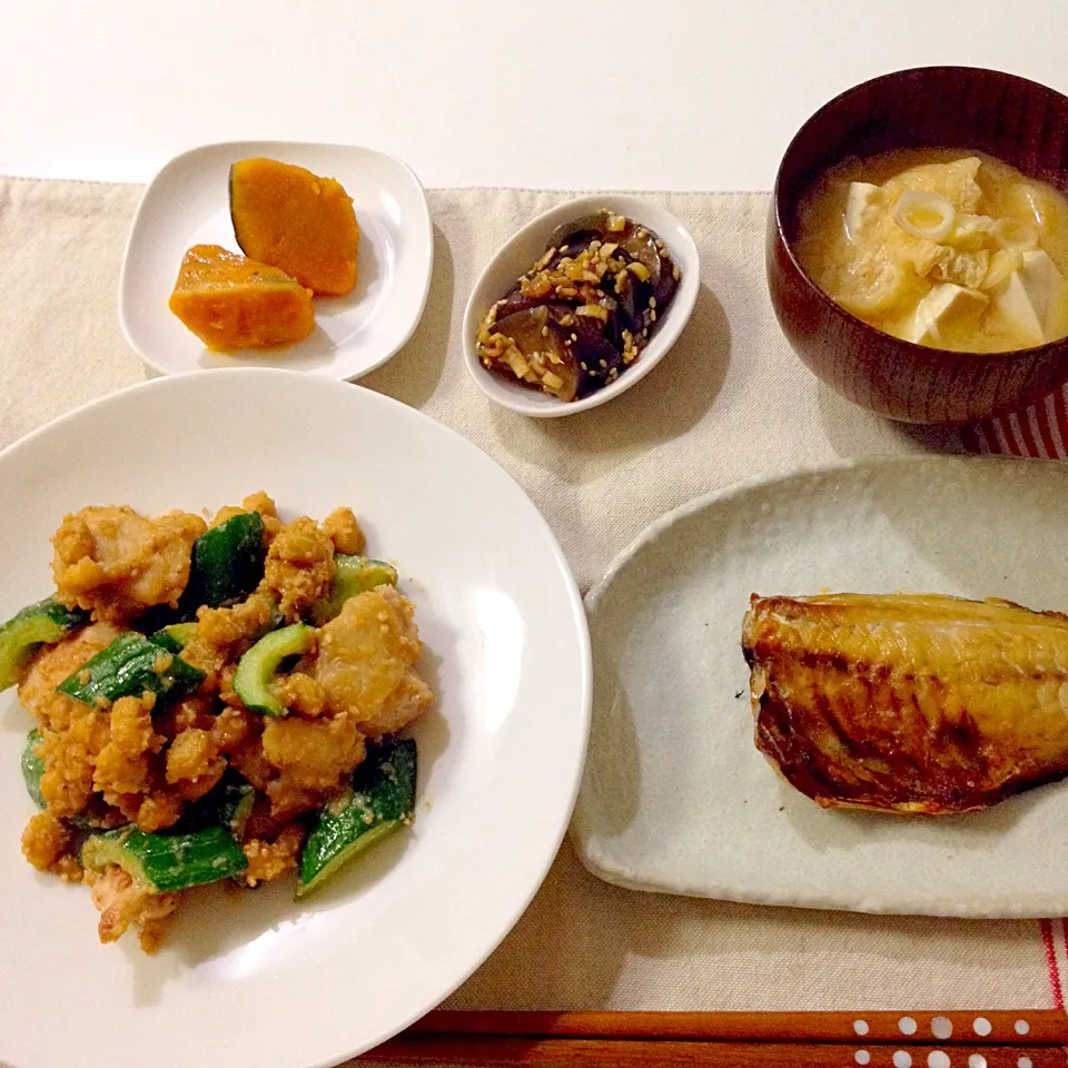 Snapdishの料理写真:胡瓜と鶏肉の味噌炒め・鯵の干物・南瓜の煮付け・茄子の中華風・お味噌汁(豆腐、ねぎ、あげ)|Accaさん