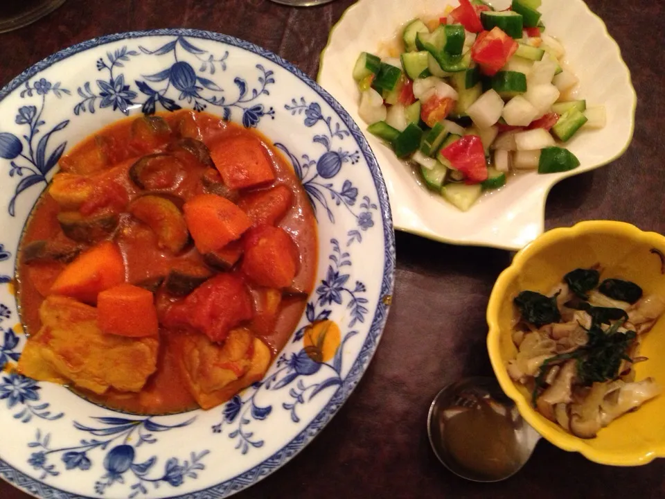 Snapdishの料理写真:トルコ風鶏肉トマト煮 チョバンサラタス キノコとタマネギの炒め物|香山ありすさん