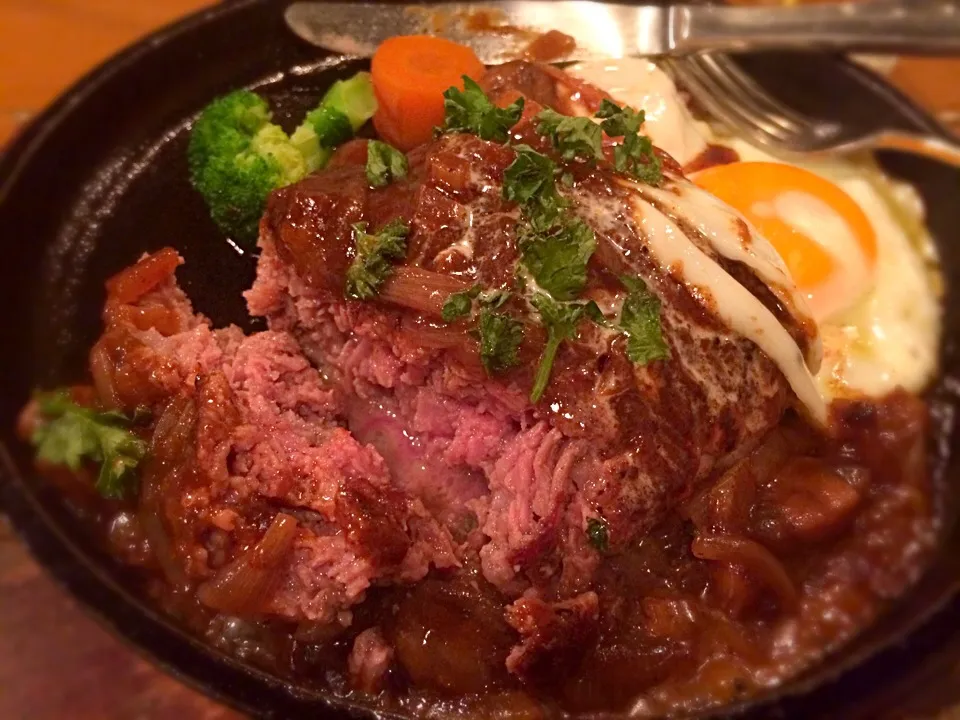 Snapdishの料理写真:ハンバーグステーキ。
at いつもの処。
肉汁ジュージュー、肉肉しく、んまっ。|JTKさん