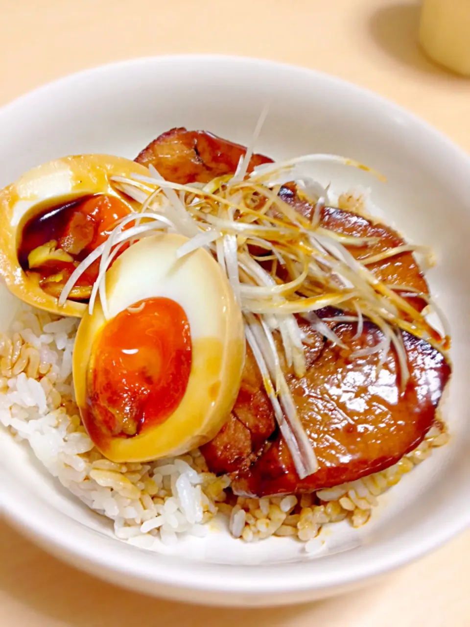 Snapdishの料理写真:焼き豚と半熟味付け玉子丼|あぼちさん