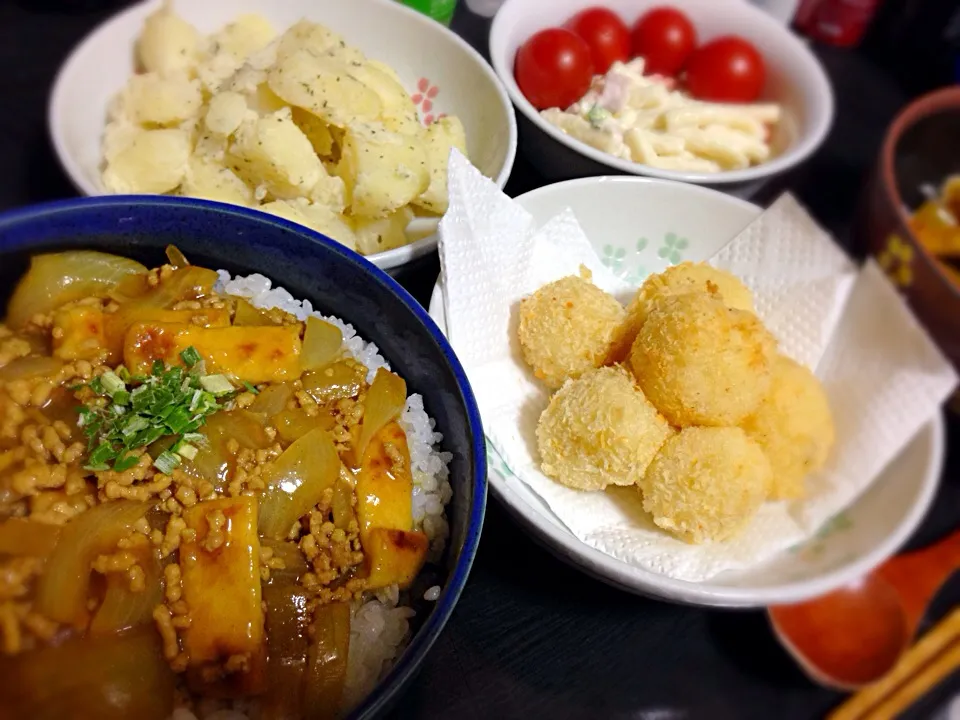 今日の晩ご飯は、きつねカレー丼、ひとくちコロッケ、こふきいも、マカロニサラダ。|ゆえさん