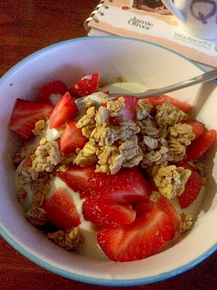 Snapdishの料理写真:Muesli yoghurt and berries|jessさん