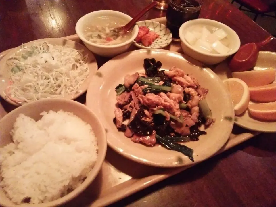 餃子市の玉子とキクラゲ肉野菜炒め定食。|東京ライオンズさん