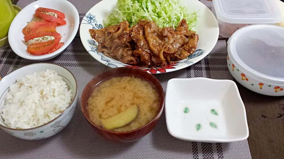 豚肉の醤油麹漬け、トマト🍅とモッツァレラチーズのカプレーゼ、茄子とミョウガのお味噌汁～♪|三宅章人  Akihito Miyakeさん