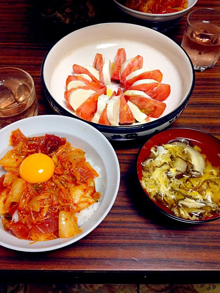 チーズにトマト、マグロ漬け丼|たかおさん