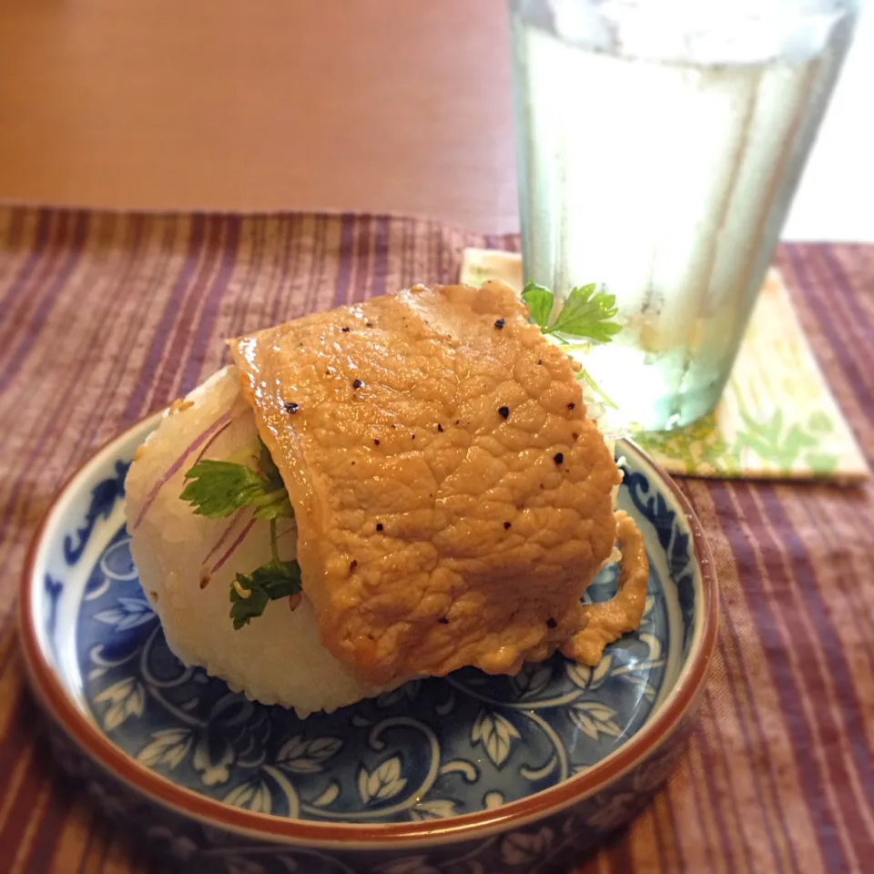 玉ねぎスライスとサラダセロリをたっぷり挟んだ豚肉の生姜焼きおにぎり|mikochieさん