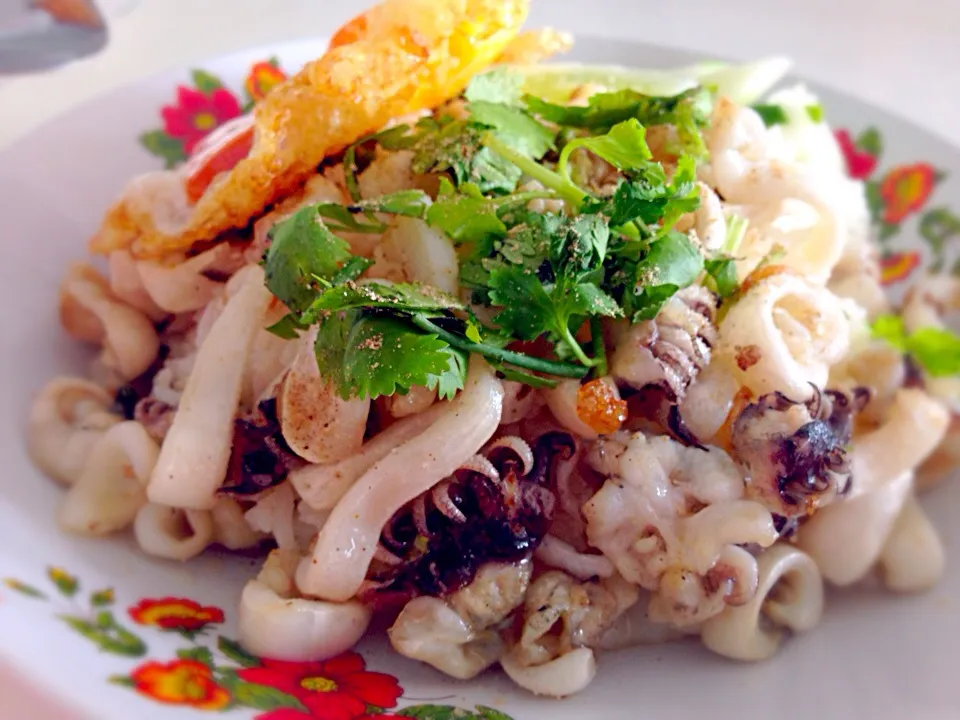 Garlic squid ปลาหมึกกระเทียม|Yui Phiphitphakdiさん