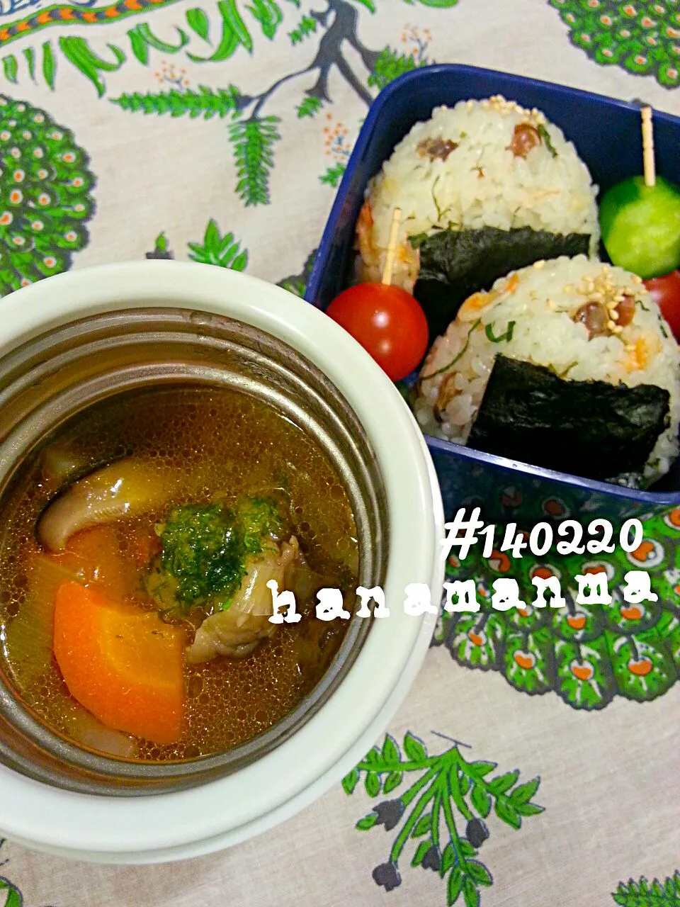 Snapdishの料理写真:塾弁✏あまった節分豆と桜えびのおむすび&牛すじ田舎汁|hanamanmaさん