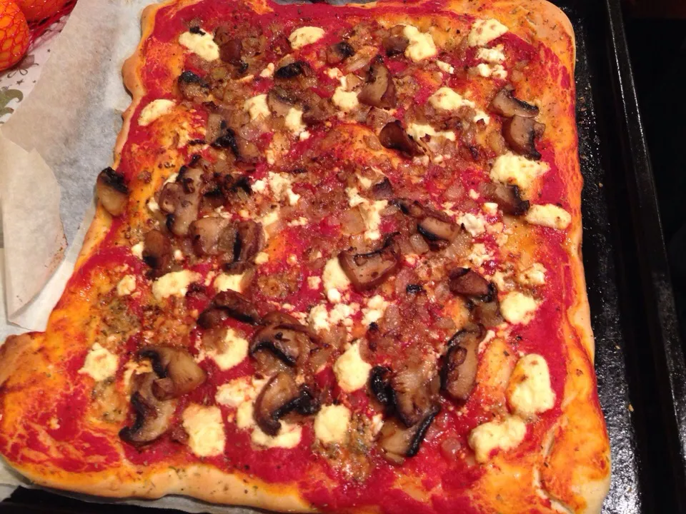 Homemade pizza with feta, blue and ricotta cheese :)|Miriam Hughesさん