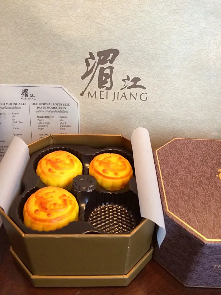 Egg Custard Mooncake by The Peninsula Bangkok|みいさん