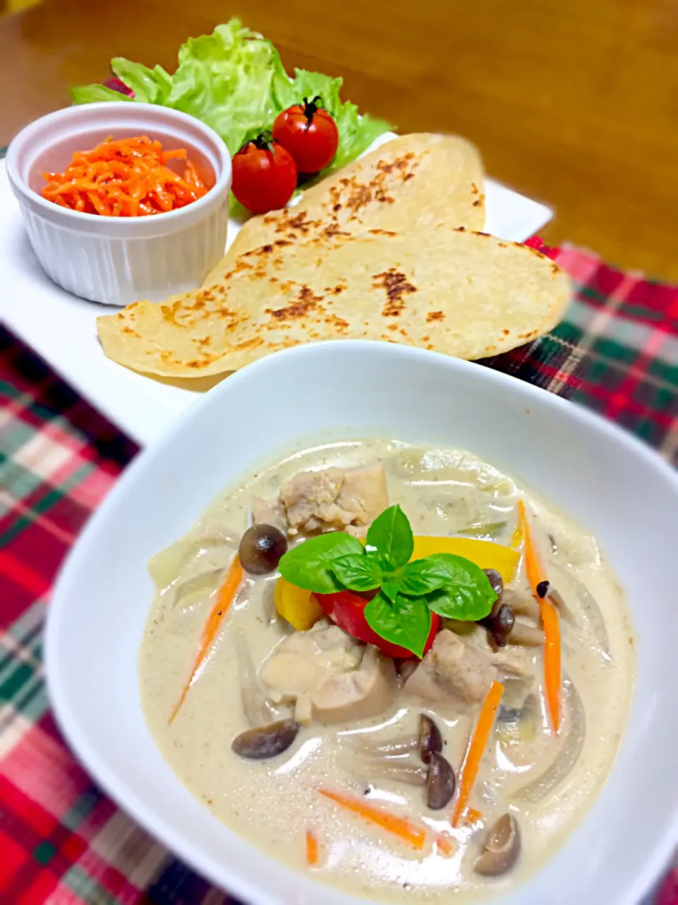 Snapdishの料理写真:スパイシー☆グリーンカレー&ナン🍛|🍎ゆかりんご🍎さん