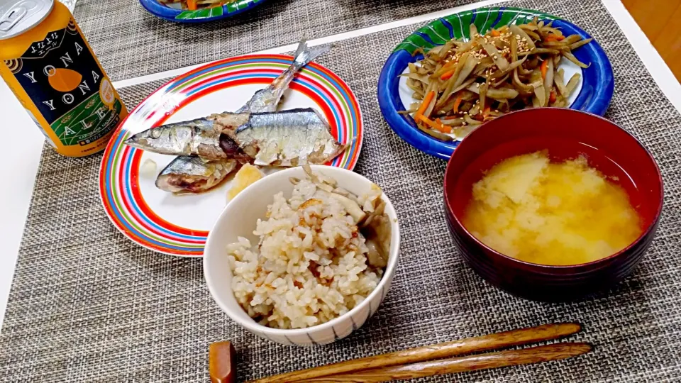 Snapdishの料理写真:今日の夕食 さんまの塩焼き、舞茸入りきんぴら、舞茸の炊き込みごはん、じゃがいもの味噌汁|pinknari🐰🌈さん