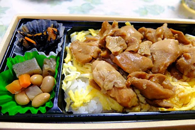 今日の晩ごはんは鶏照り焼き？弁当♪
甘辛い鶏肉がごはんによく合います(´ω｀)|深夜特急fさん