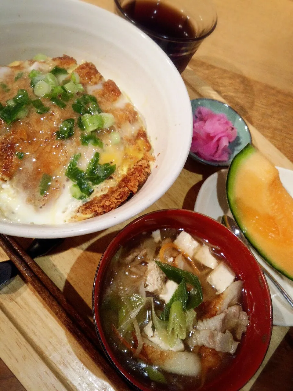 カツ丼、具だくさんけんちん汁、お漬け物、赤肉メロン♬|マカロンさん