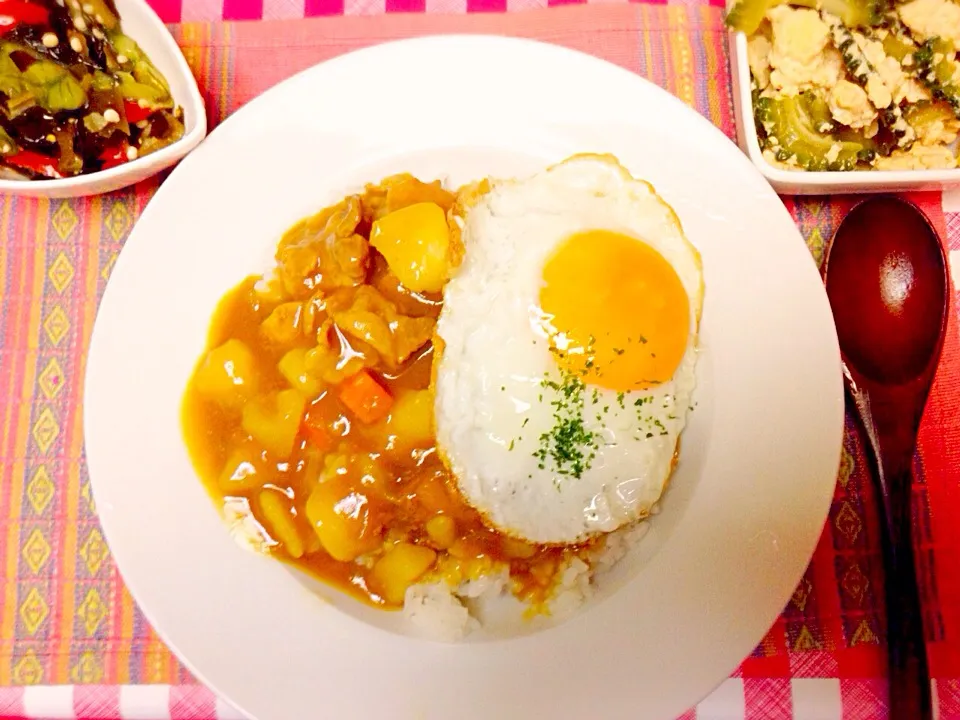 目玉焼きカレー、ゴーヤチャンプル、オクラとわかめのポン酢和え|ちるのさん