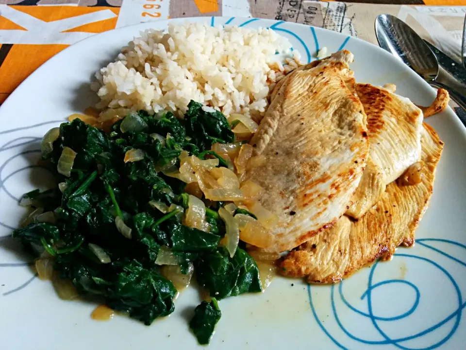 Snapdishの料理写真:chicken breast, rice and spninach :)|Lorenaさん