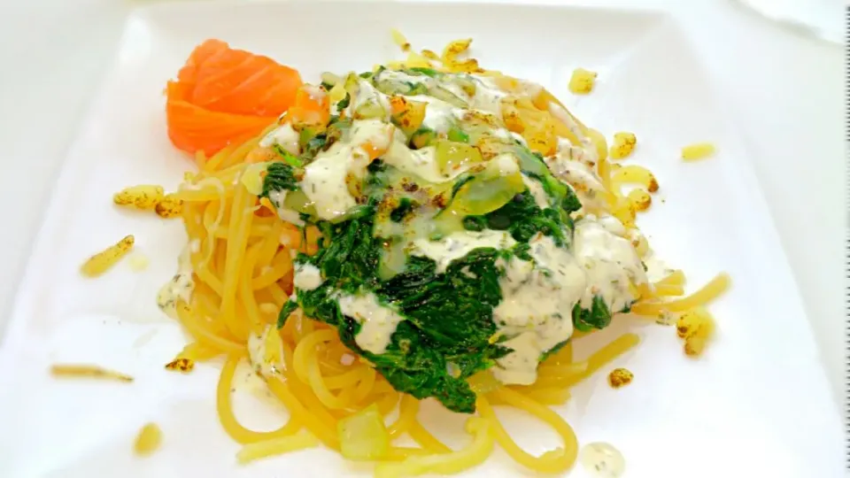 salmon pasta with spinach, garlic and dill sauce..|Matthew NLさん