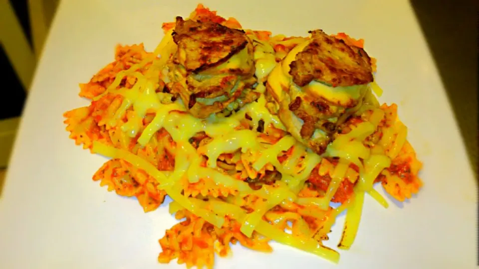 Farfalle arabiatta baked in cheese grated, sliced ​​roast pork loin ..|Matthew NLさん