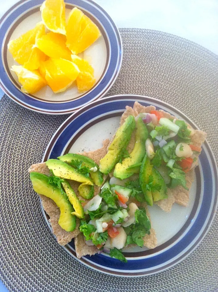 Whole wheat pita with white bean salad and avocados. Side of oranges|victoria valerioさん