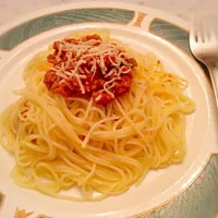 Homemade bolognese spaghetti with grated cheese|Yasmineさん