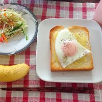 目玉焼きトースト、サラダ、バナナ、ヨーグルト、コーヒー|おかしちゃんさん