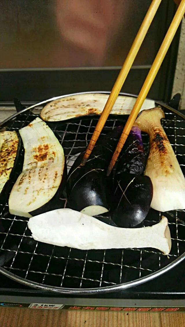 家庭菜園で、作った    秋茄子で 
   BBQちぅ~     美味しぃ~よ！|kimikimi󾬍さん