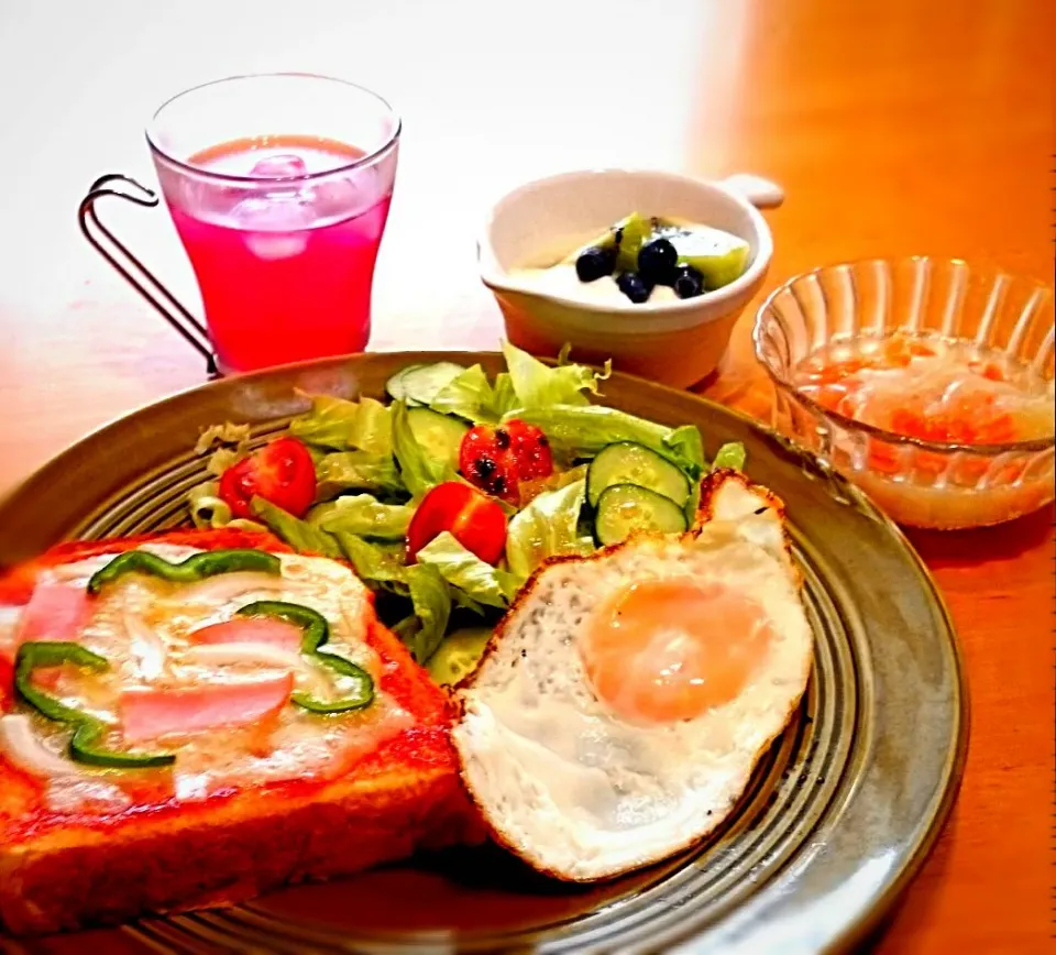 長女の夏休みの宿題☕🍞朝食セットです|うさかめさん