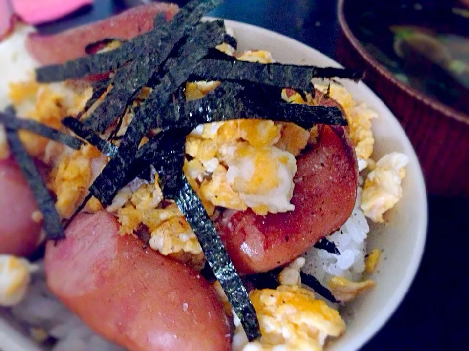 シャウエッセン目玉丼|なみさん