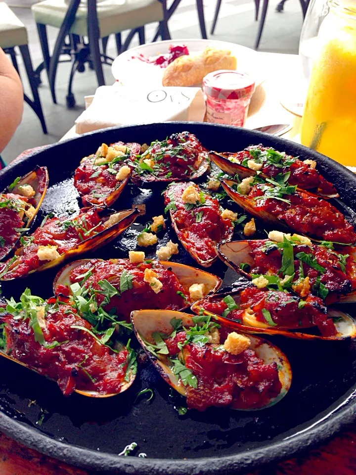 Grilled Mussels with Capsicum, Onion & Bread Croutons|Carol Pohさん